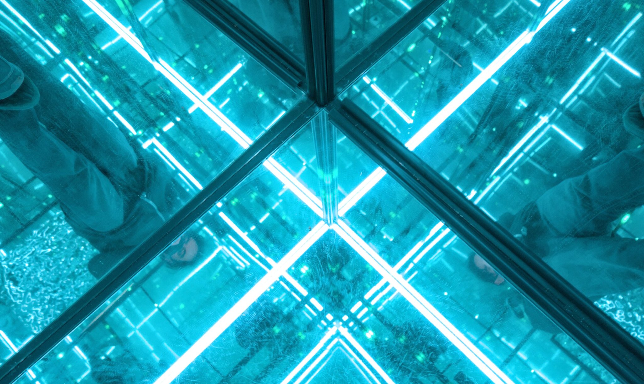 a tidy! looking down into the corner of the mirror box, massively bright cyan bars cross the frame