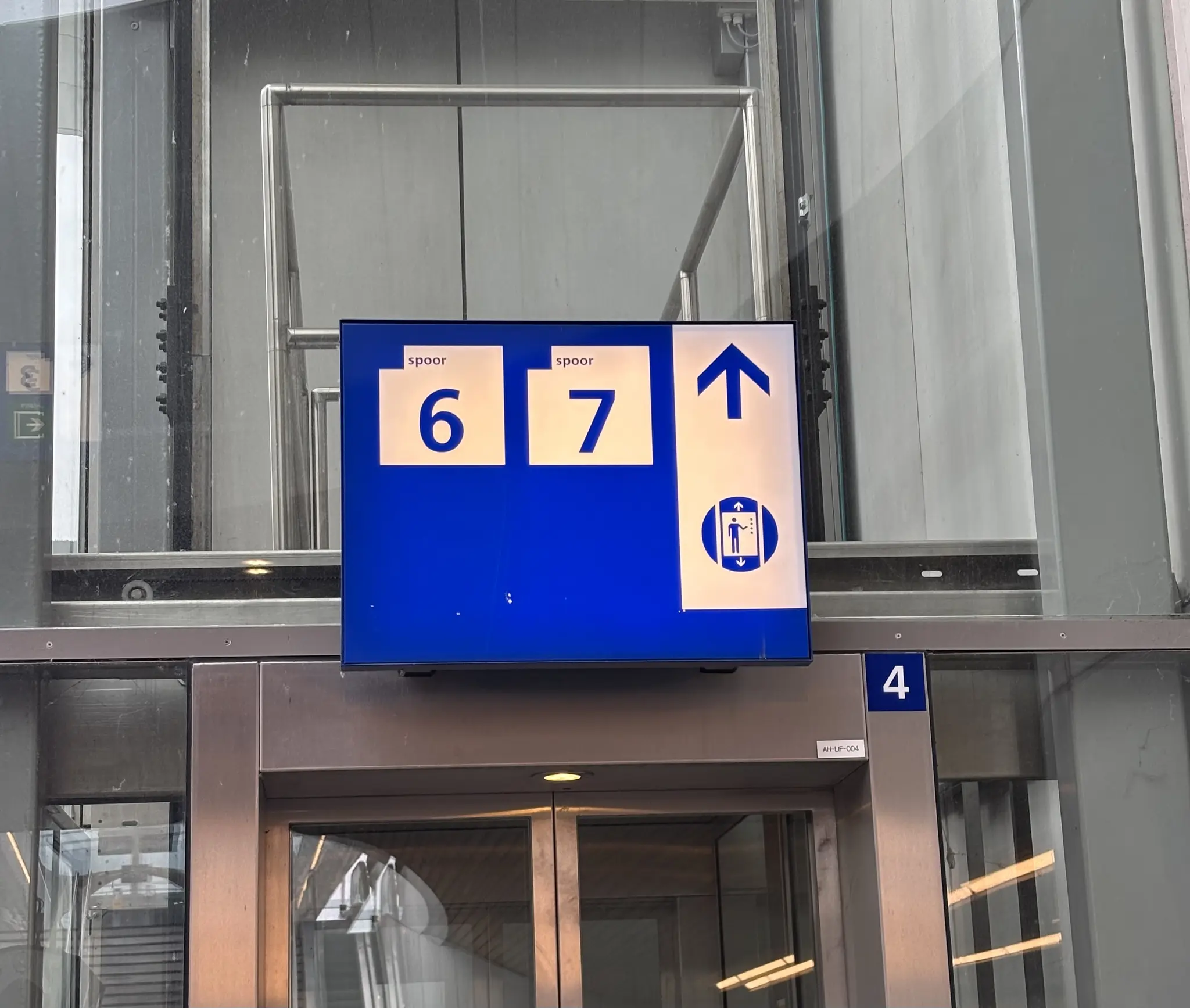 an illuminated elevator sign showing the direction to platforms 6 and 7