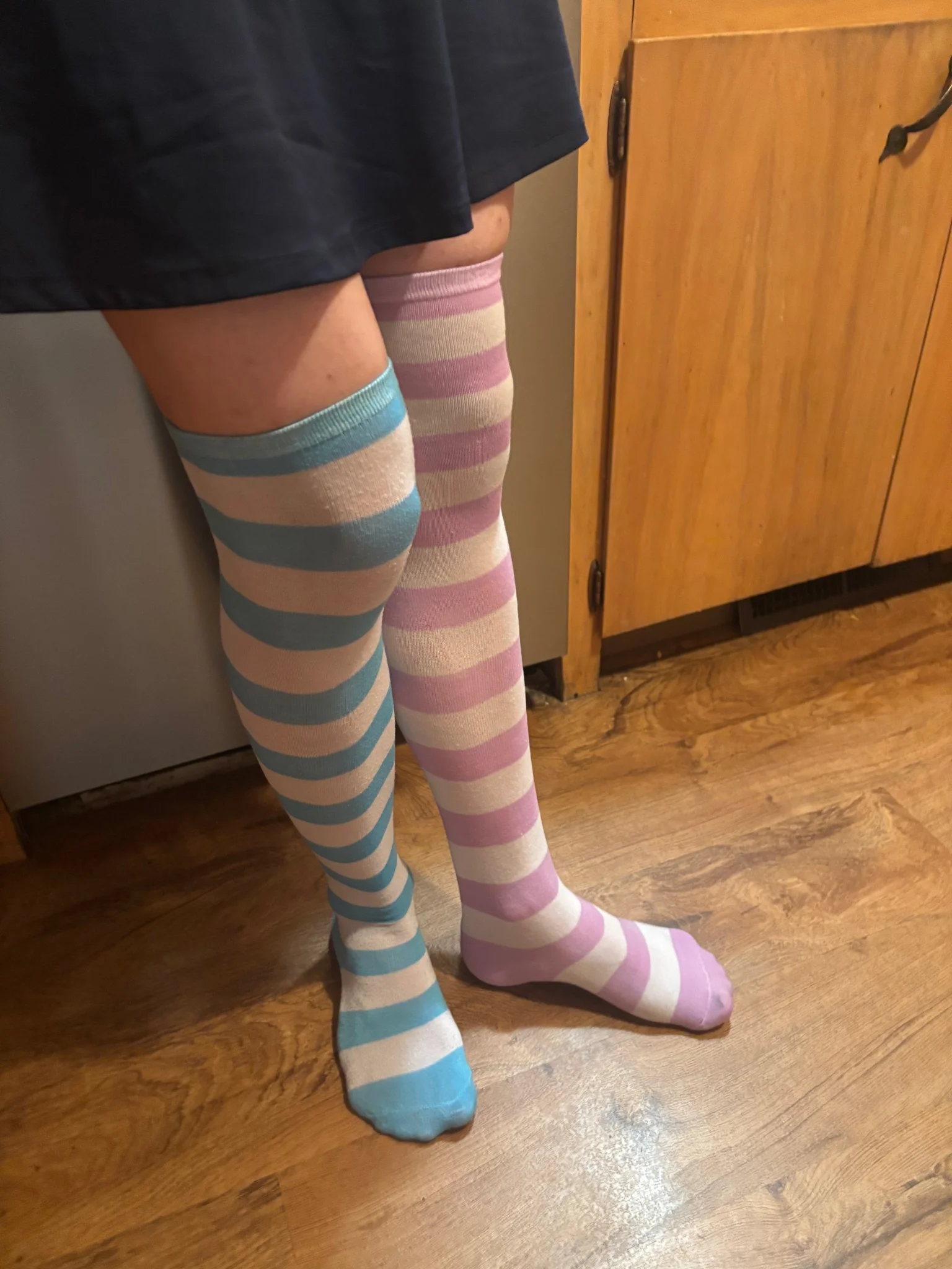 a somewhat more simple shot, this time in the kitchen... i'm wearing my skirt again and that lovely zettai ryoiki is back :3

there's also some excellent skindentation going on with the left (lavender) sock