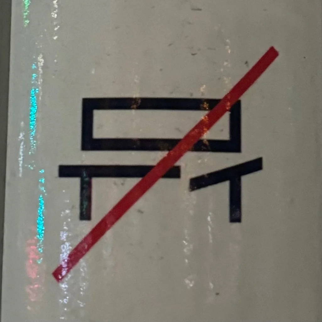 a warning sign to not vandalize the bench