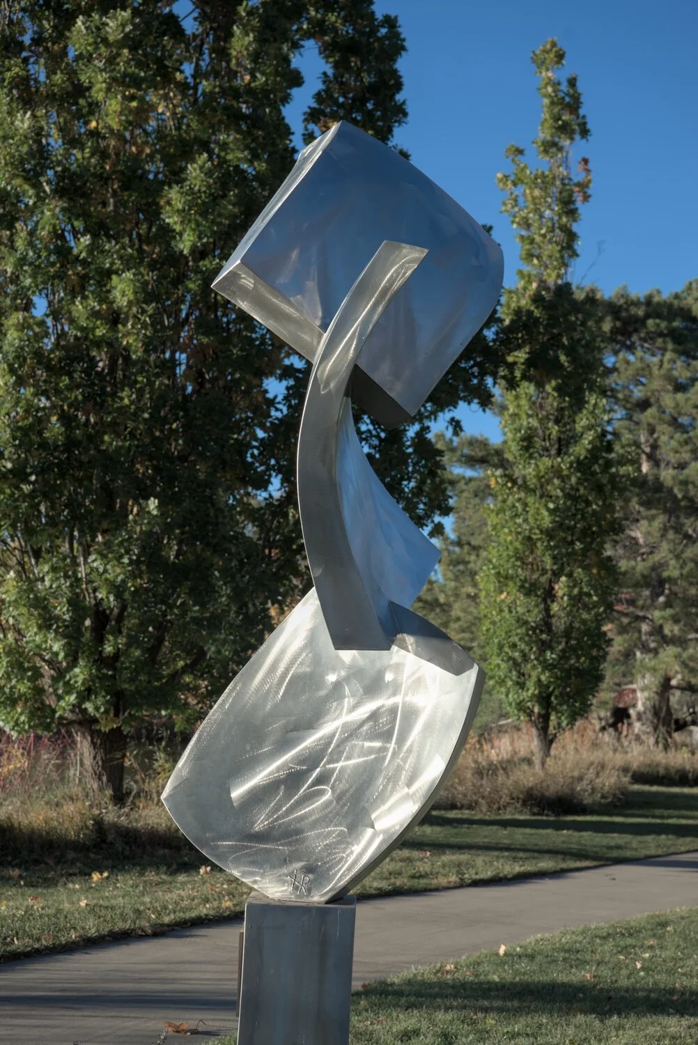 the same stainless steel shapes statue, this time from a different angle, much better exposed